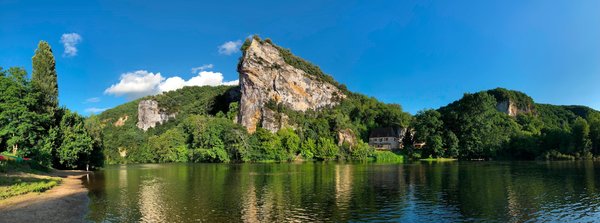 Peut-on trouver une location de vacances en Dordogne avec des visites de grottes préhistoriques et des ateliers de sculpture?